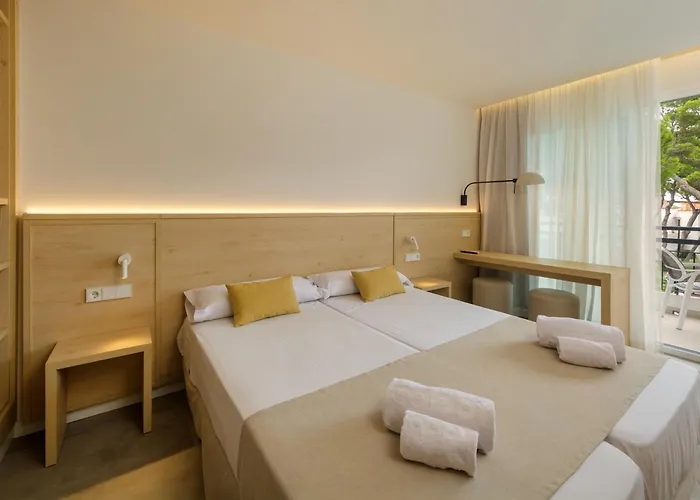 Cala d'Or (Mallorca) Hotels With Pool