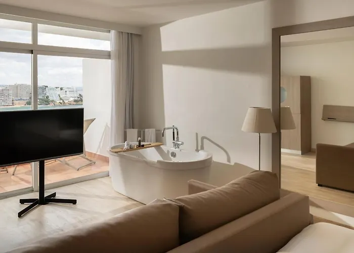 Magaluf (Mallorca) hotels near House of Katmandu